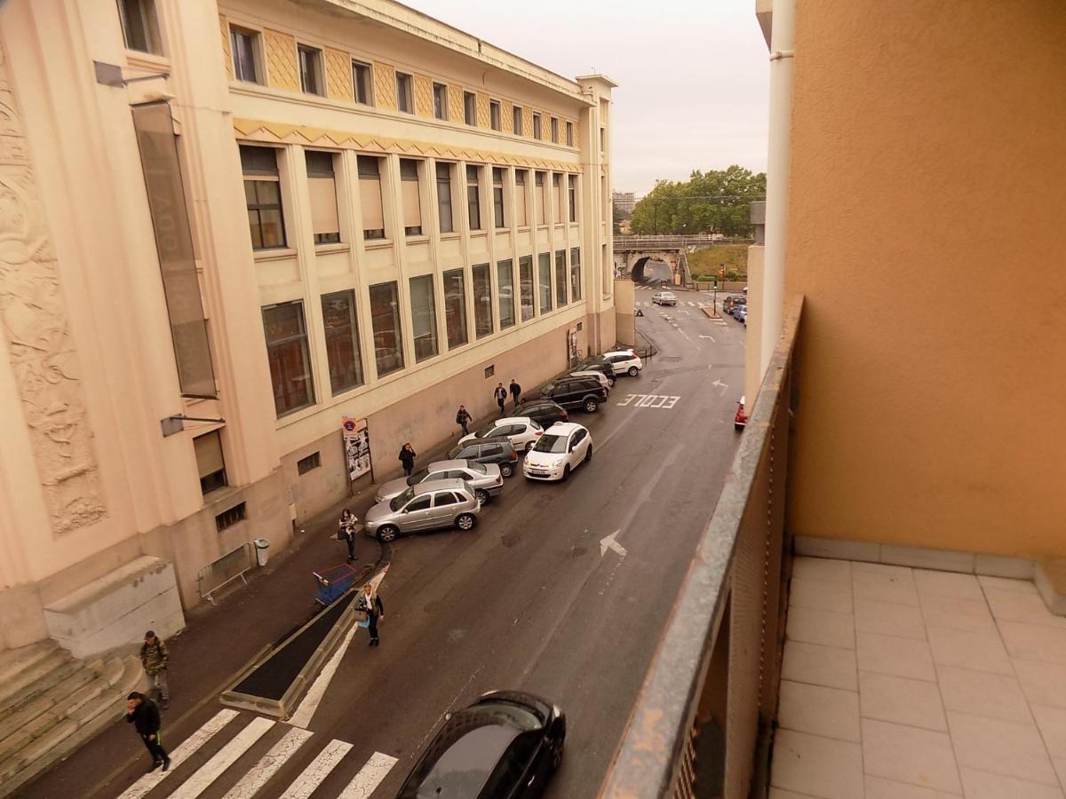 Nimes Studio Parking Dhuoda Bagian luar foto