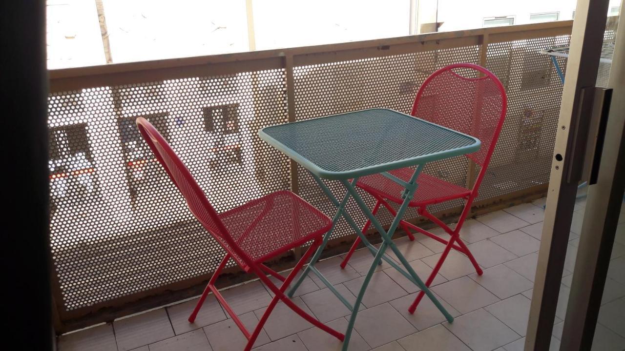 Nimes Studio Parking Dhuoda Bagian luar foto