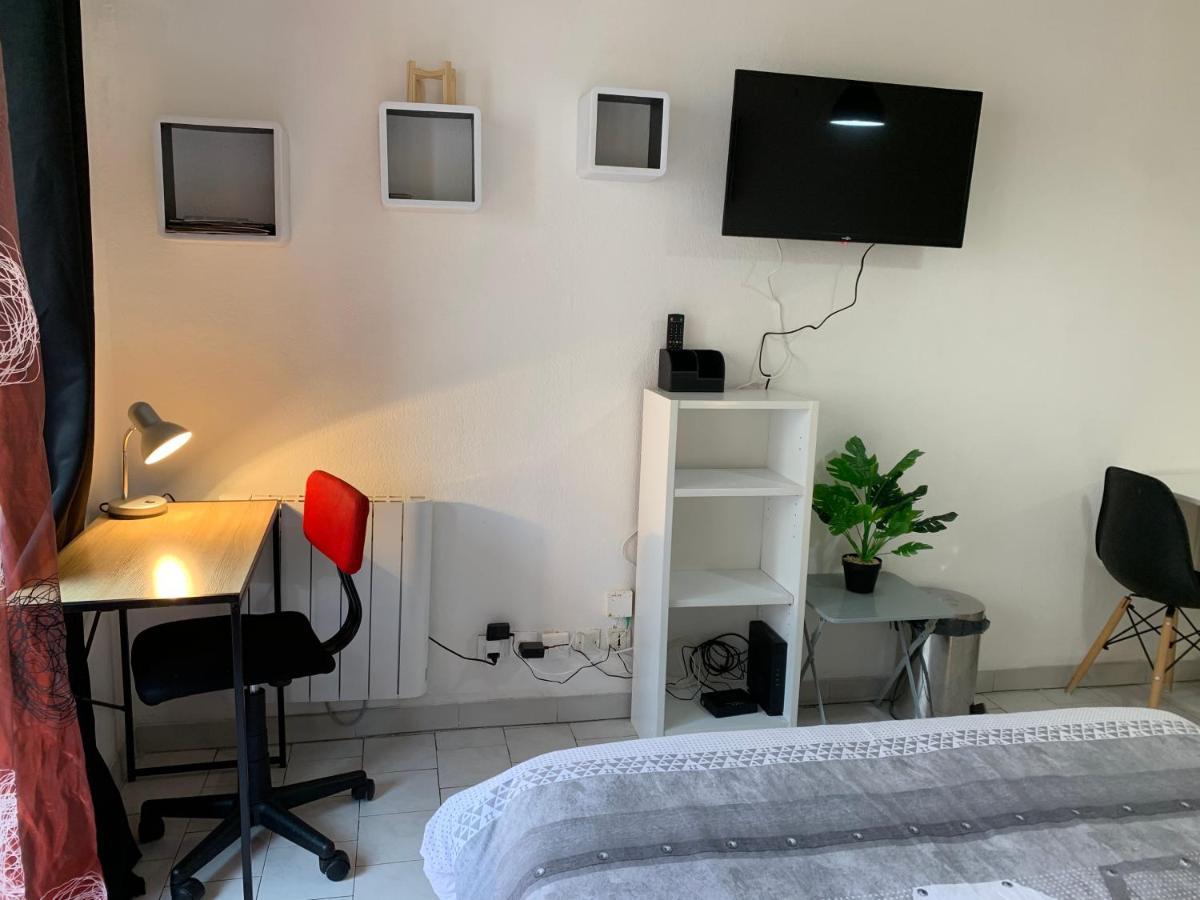 Nimes Studio Parking Dhuoda Bagian luar foto