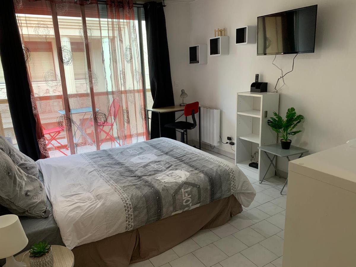 Nimes Studio Parking Dhuoda Bagian luar foto
