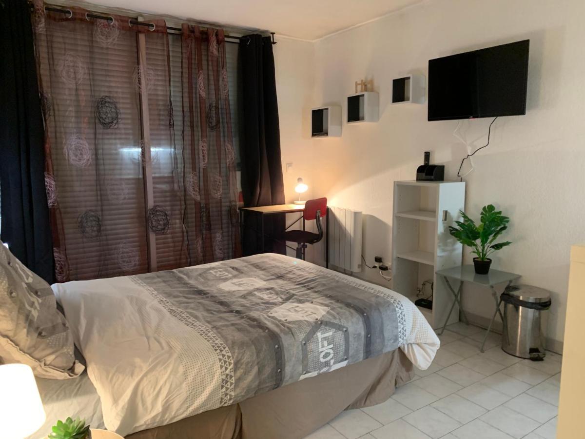 Nimes Studio Parking Dhuoda Bagian luar foto