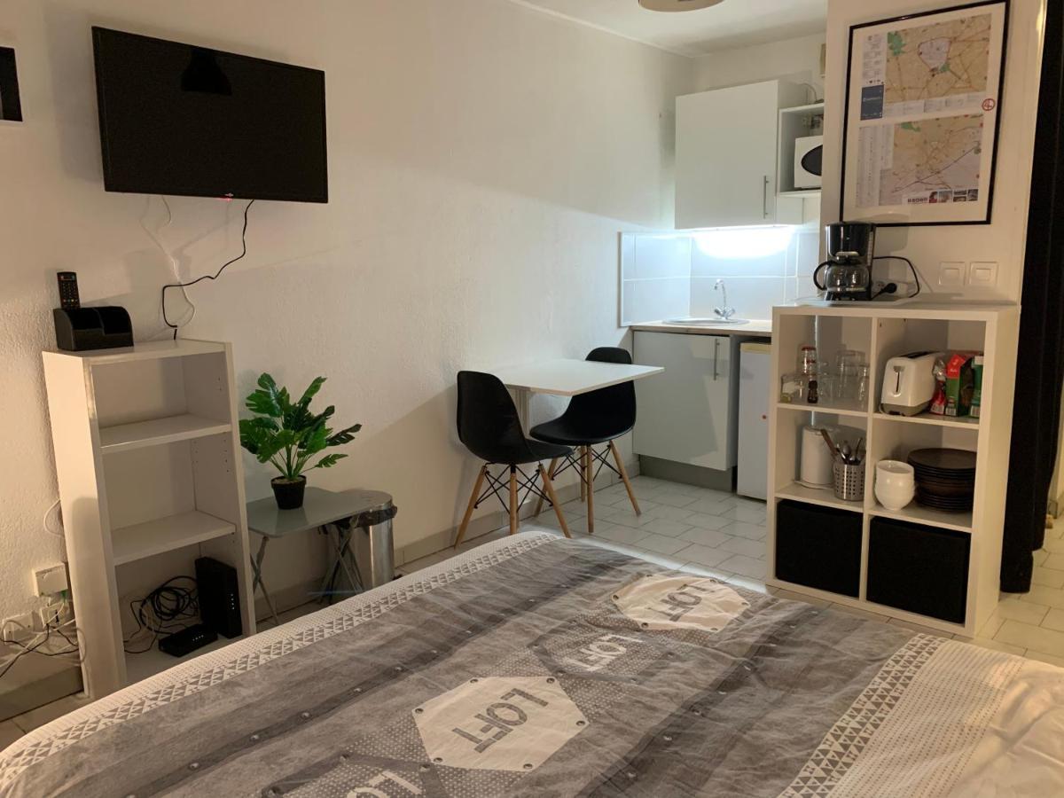 Nimes Studio Parking Dhuoda Bagian luar foto